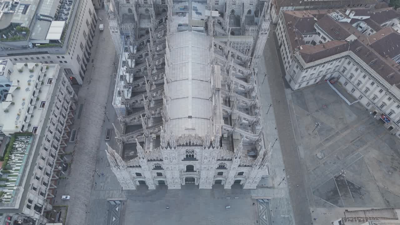 imágenes impresionantes del duomo de milán: perspectivas únicas con drones cinematográficos y fpv. detalles impresionantes y atmósfera icónica.