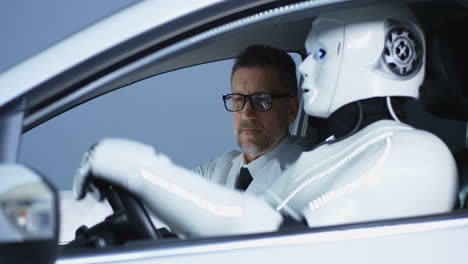 conductor humano y robot en un automóvil autónomo
