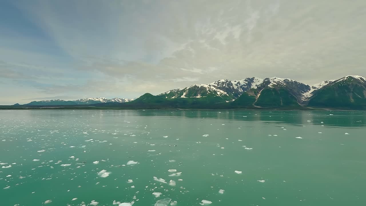 알래스카 연안의 바다에서 떠다니는 빙하 - 타임  ⁇ 스