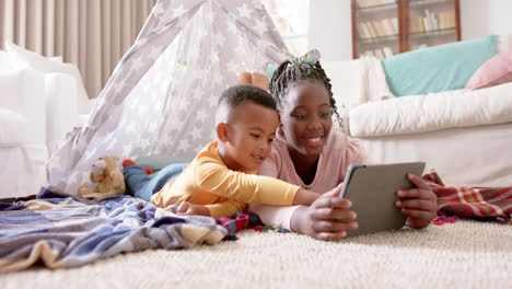 Glückliche-Afroamerikanische-Schwester-Und-Bruder-Mit-Tablet-Und-Lächeln-Zu-Hause,-Zeitlupe