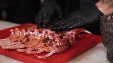 preparación de costillas de cerdo sazonadas