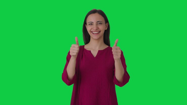 feliz maestra india mostrando los pulgares hacia arriba pantalla verde