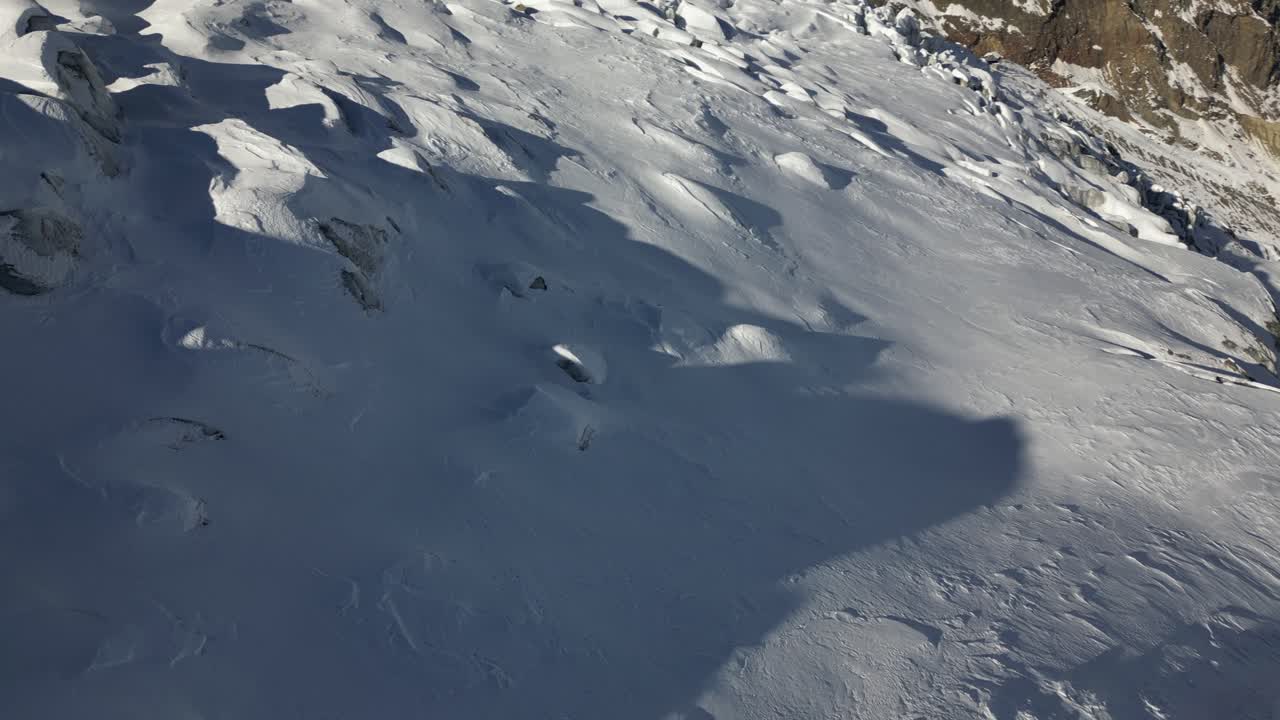 눈, 바위, 크레바스로 덮인 산 정면의 조감도