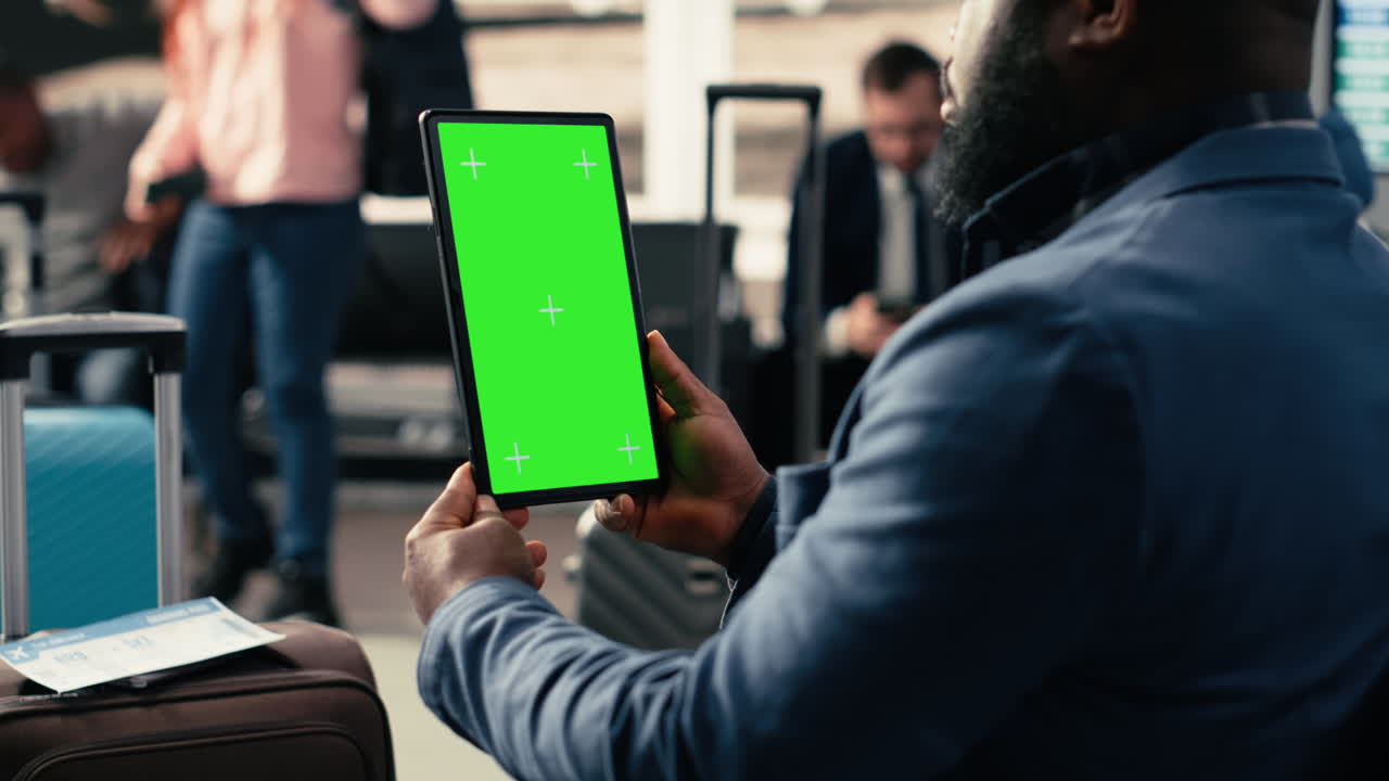 Tablet chroma key vertikal di dalam interior lounge bandara yang cerah