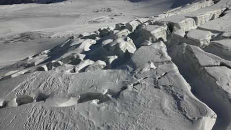 vista aérea de la nieve y los agujeros profundos de las grietas, paisaje invernal en suiza