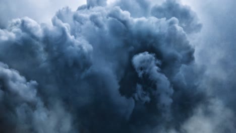 nubes de cúmulo en el cielo oscuro con una tormenta en el interior