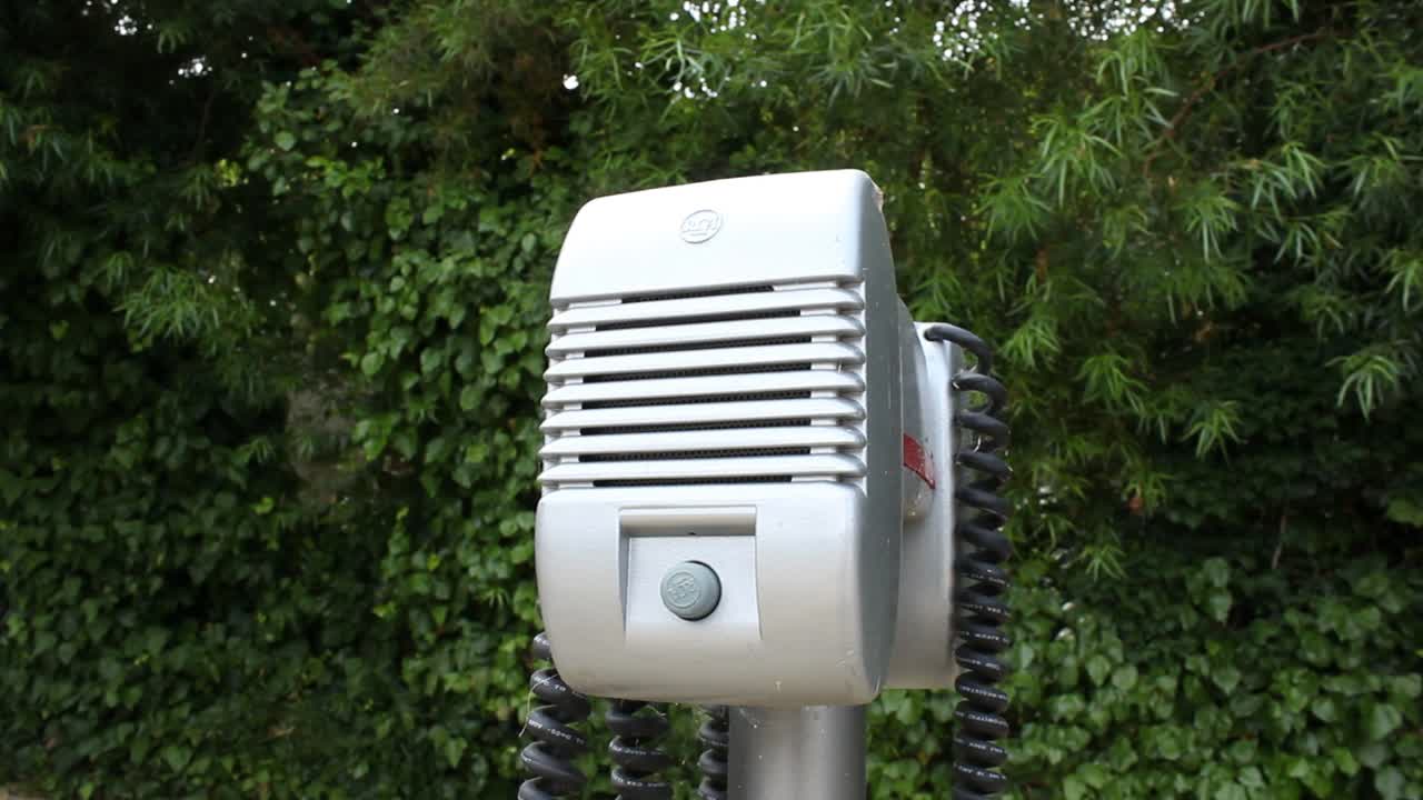 영화 스피커의 빈티지 드라이브 열 대 배경 복고풍 아래로 팬