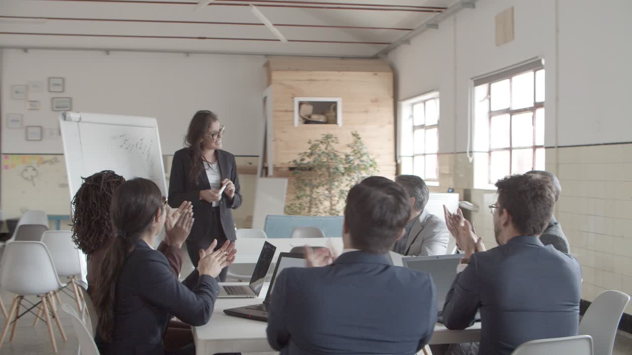 colegas aplaudiendo después de la presentación