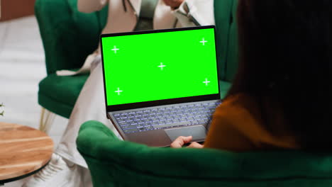 Hotelgast-Nutzt-Laptop-Mit-Greenscreen-Layout-In-Der-Lobby