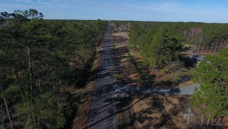 Drohnenschuss,-Der-Sich-An-Einem-Sonnigen-Tag-Auf-Der-Nebenstraße-In-North-Carolina-Bewegt