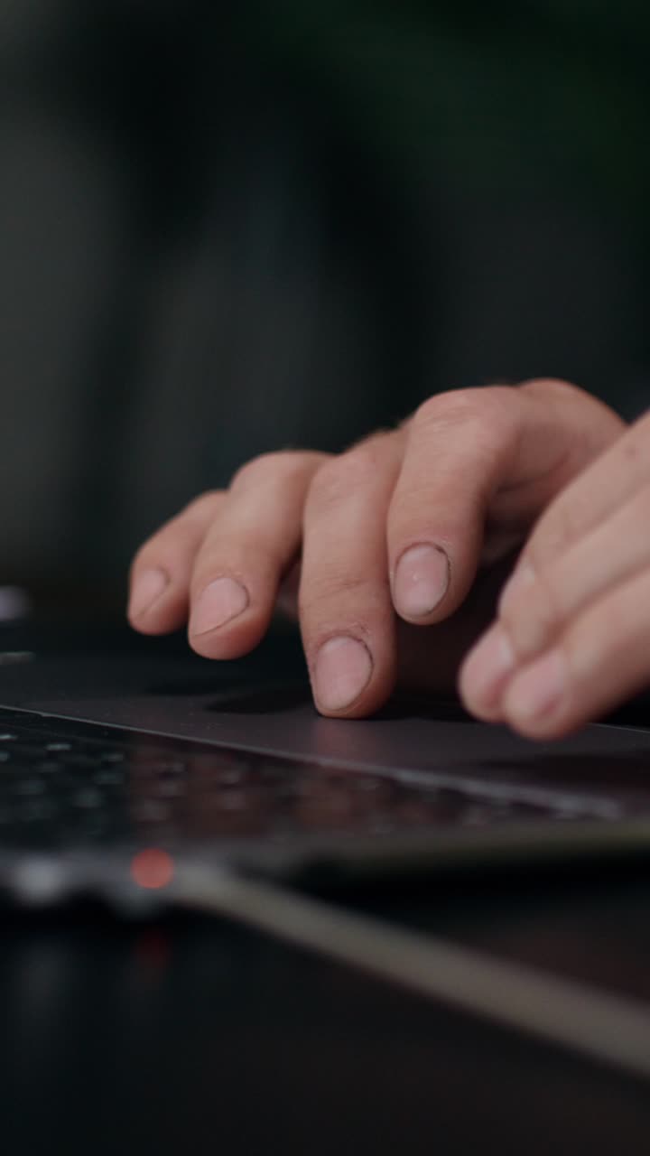 persona escribiendo en una computadora portátil