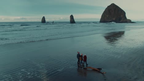 4.000 personas aéreas de la playa de oregon caminando sobre arena mojada