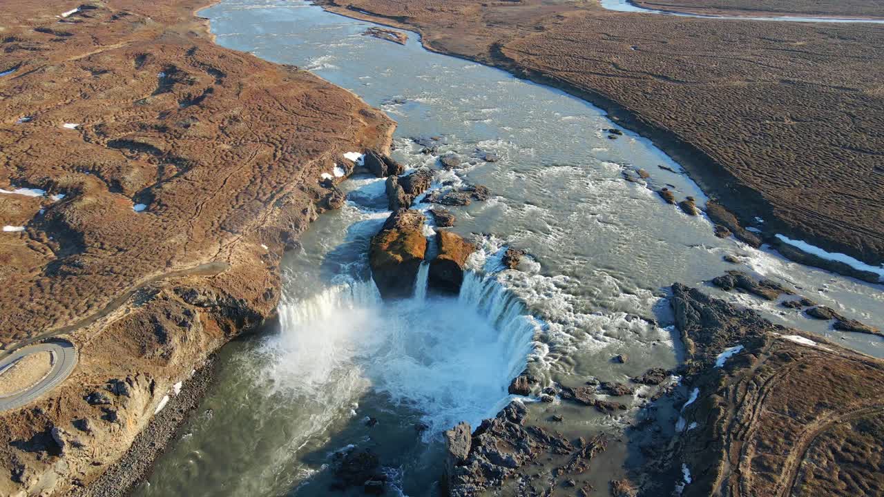 río islandés y cascada con montañas en el espectáculo de drones de fondo en 4k-8