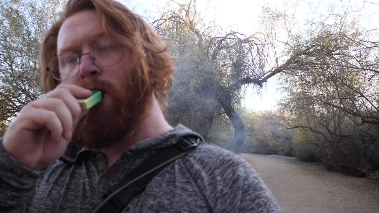 vista montada en el pecho de un hombre de pelo rojo intoxicado.