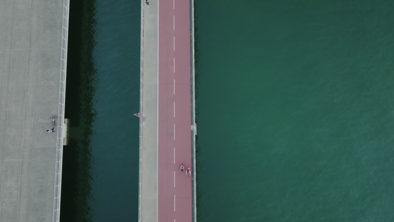 도시 도시 기반 시설을 연결하는 바다 물을 건너는 공중 하향식 도로 다리