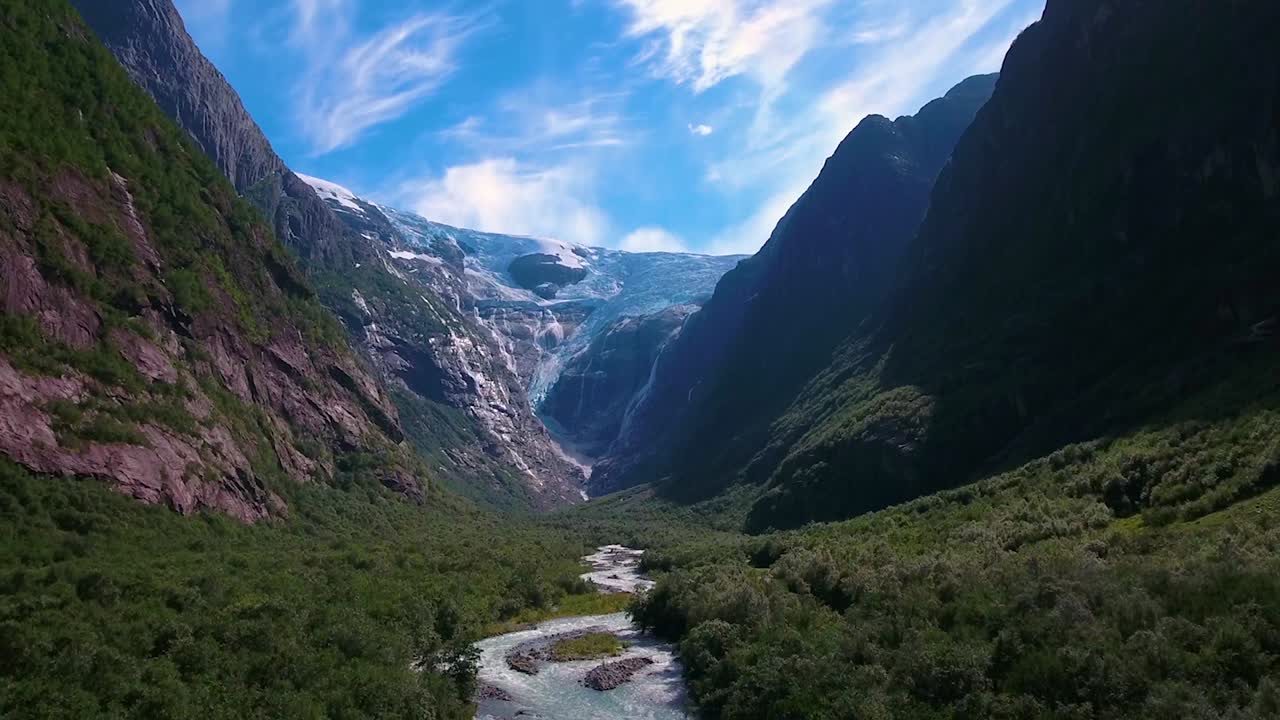 la hermosa naturaleza noruega del glaciar kjenndalsbreen.