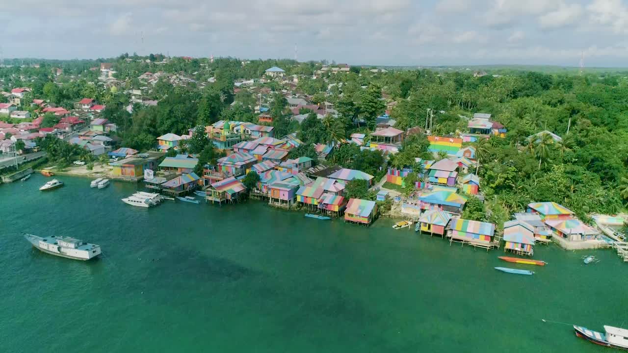 una vista aérea muestra los coloridos edificios y barcos de la aldea del arco iris en las islas kai indonesia 1