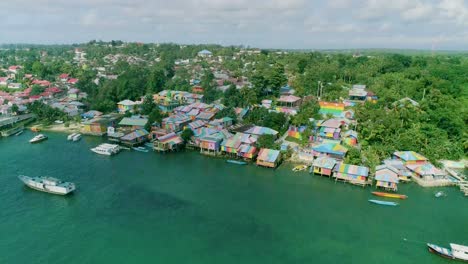 una vista aérea muestra los coloridos edificios y barcos de la aldea del arco iris en las islas kai indonesia 1