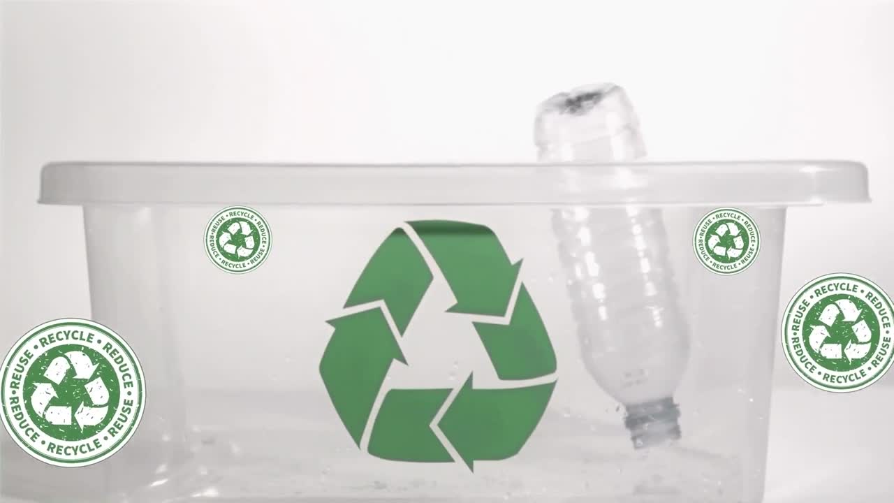 animación de iconos de reciclaje sobre botellas de plástico