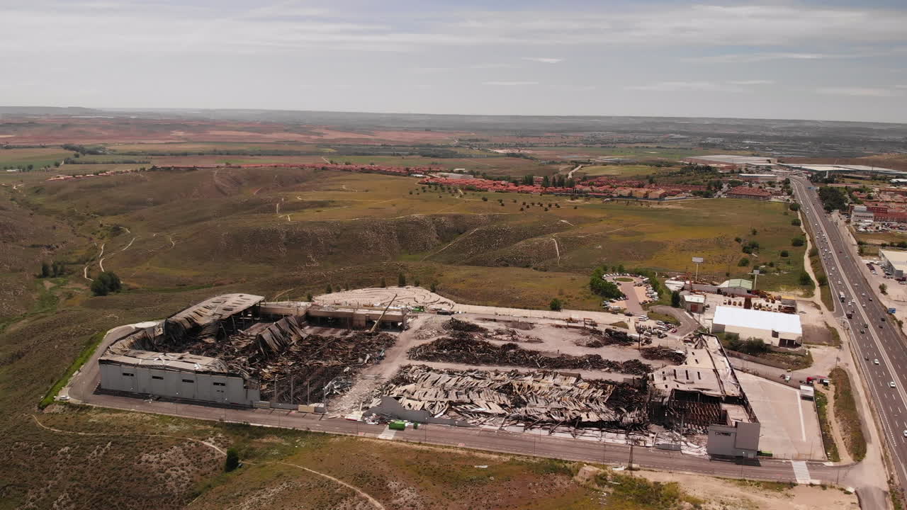 vista aérea de las secuelas del almacén industrial quemado en seseña, toledo, españa