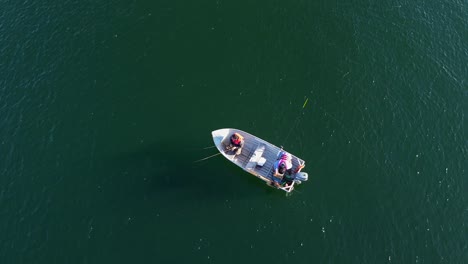 pequeño barco de pesca para el ocio en la playa de southarm, tasmania
