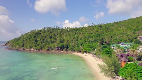 Drone-Aéreo-De-4k-Hacia-Abajo-Y-Hacia-Adelante-De-La-Playa-De-Ensalada-En-Koh-Phangan-En-Tailandia-Con-Barcos-De-Pesca,-Agua-Verde-Azulado,-Coral-Y-Selvas-Verdes