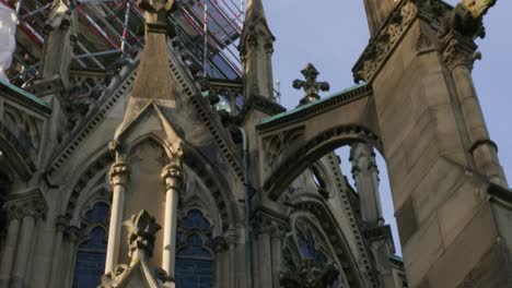 Vista-De-Cerca-Del-Exterior-Gótico-De-La-Catedral-De-Johanneskirche-En-Stuttgart-Por-La-Tarde,-Baden-Wurttemberg,-Alemania,-Europa