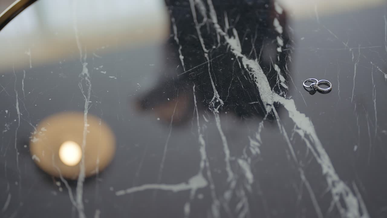 대리석 테이블 에 있는 결혼 반지