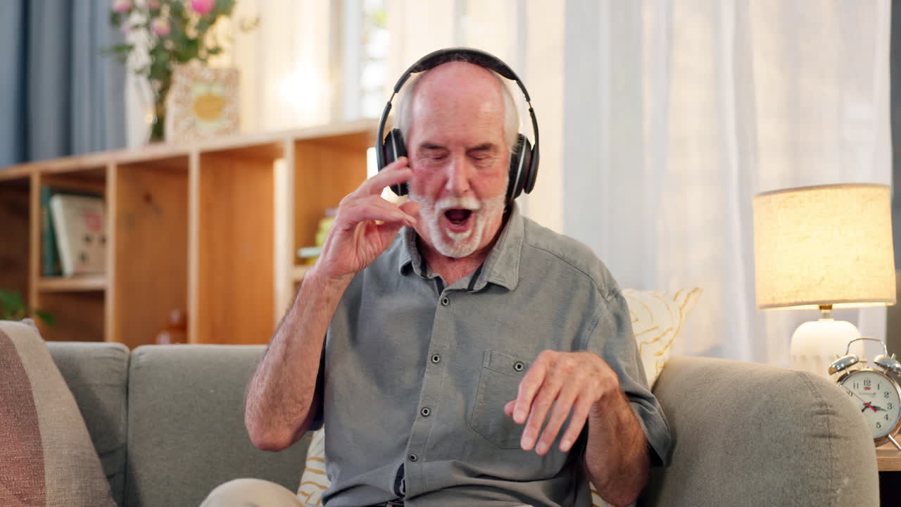 Uomo anziano che ascolta musica con le cuffie