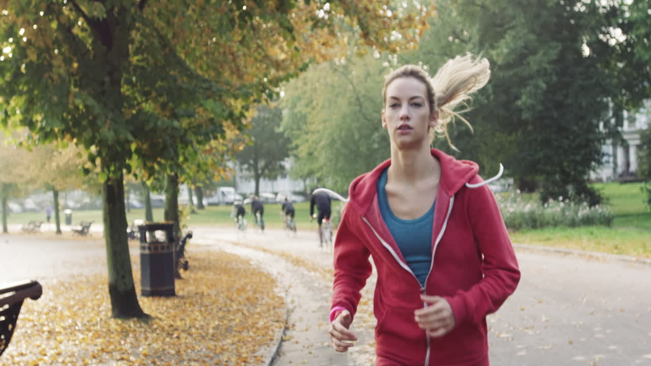 corredora mujer corriendo en el parque haciendo ejercicio al aire libre