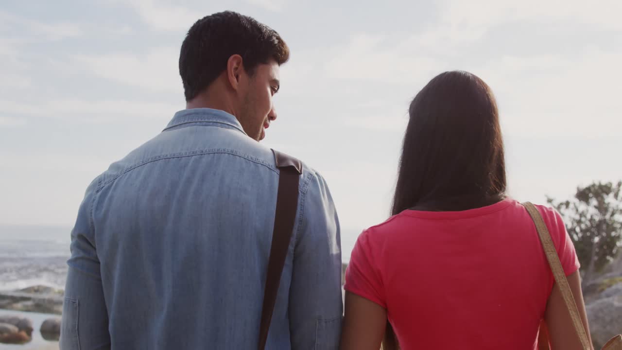 젊은 부부 가 함께 자유 시간 을 즐기고 있다