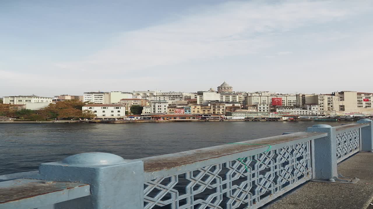 다리에서 갈라타 타워와 이스탄불 스카이라인의 멋진 전망