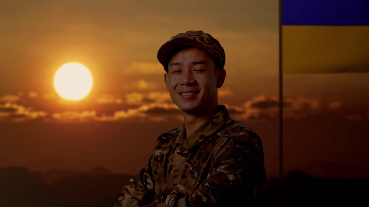 우크라이나 발과 함께 해가 지는 동안 위장 유니폼을 입은 군인