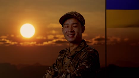 soldado en uniforme de camuflaje al atardecer con bandera ucraniana