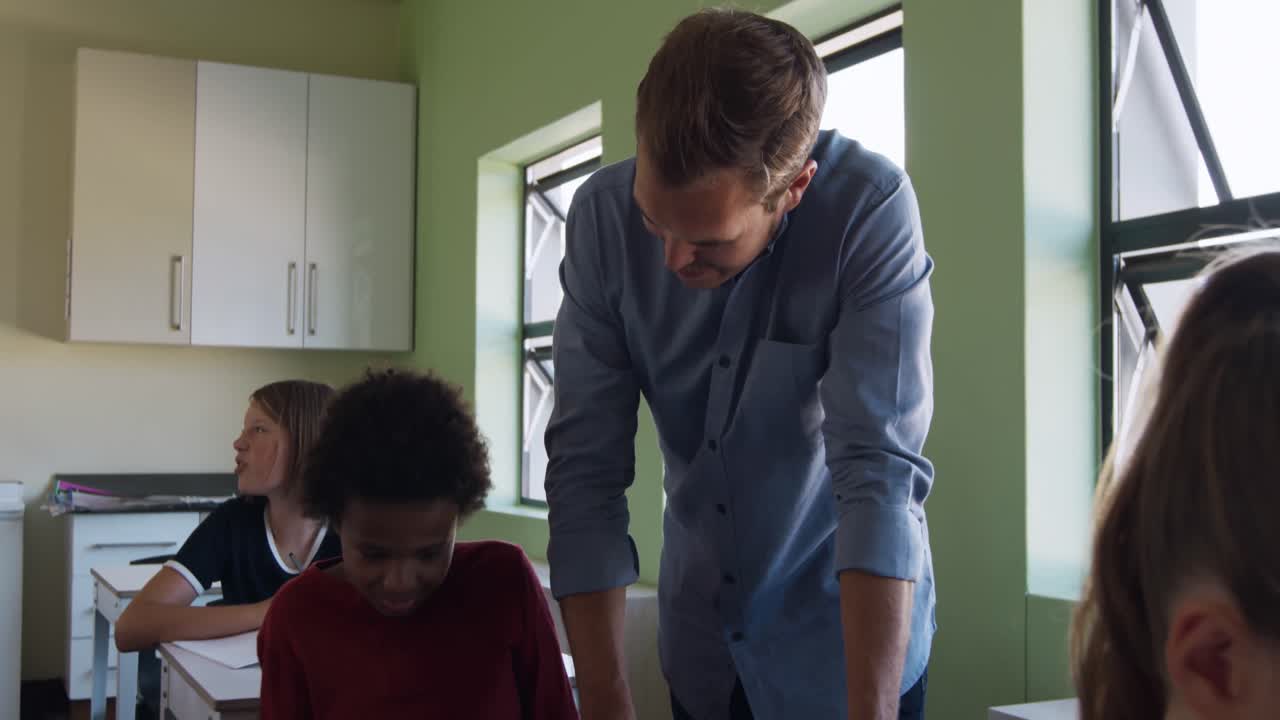 maestro masculino que enseña en la clase