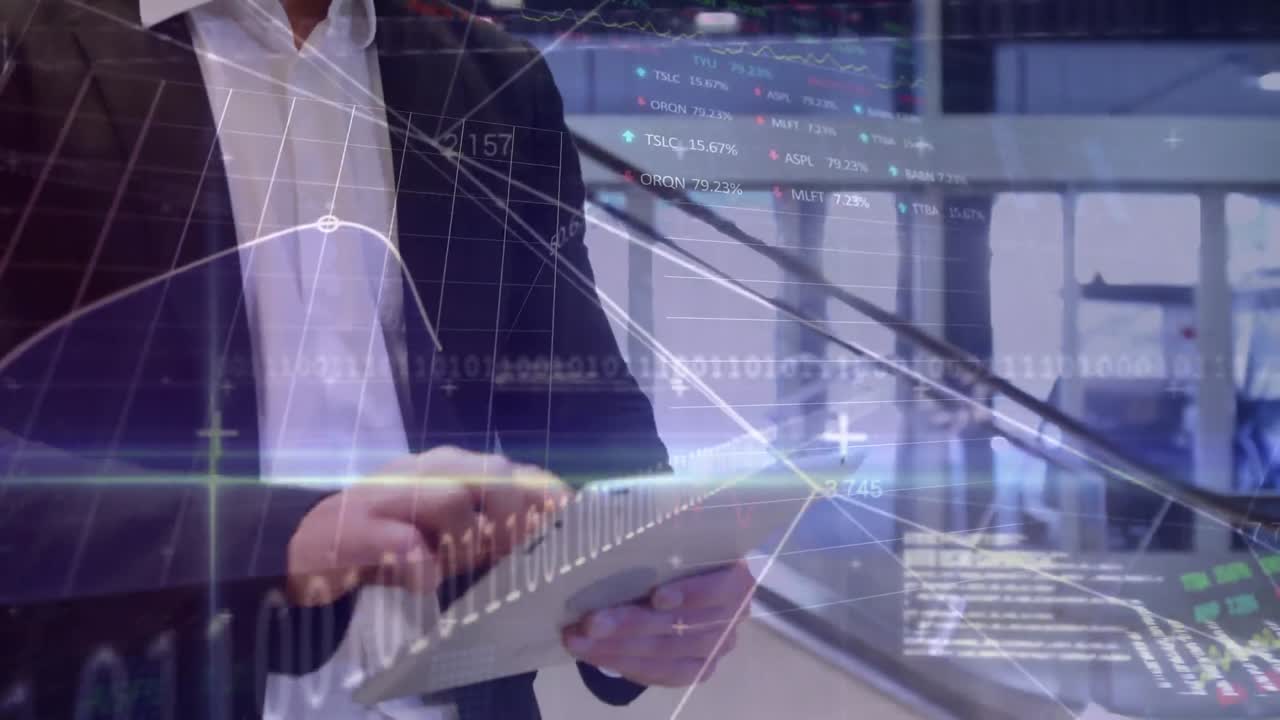 procesamiento de datos del mercado de valores contra la sección media del hombre de negocios que usa tableta digital en el aeropuerto