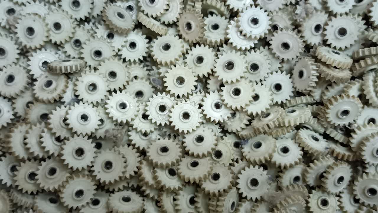 Pila di piccoli ingranaggi di plastica