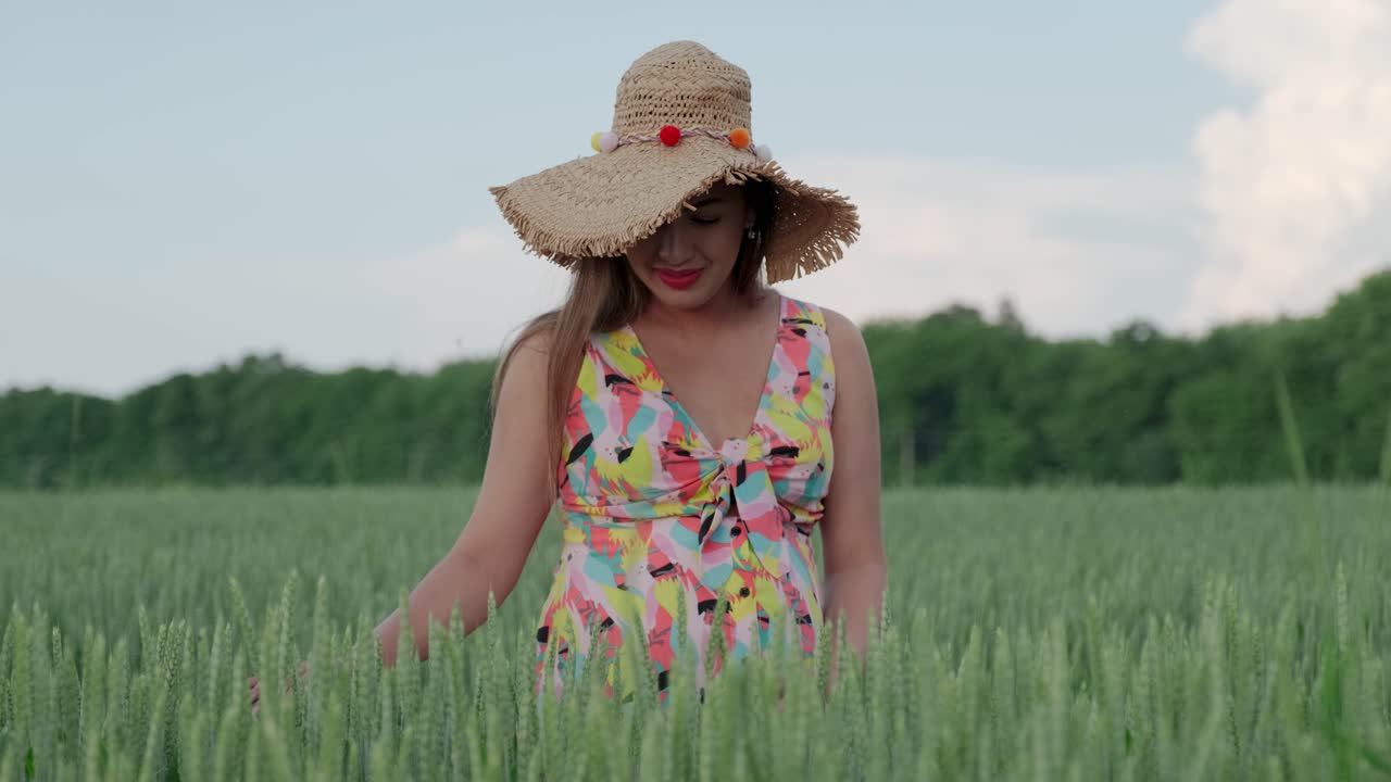 밀 에서 고 있는 임신 한 소녀