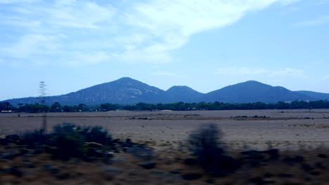 Mirando-Por-La-Ventana-De-Un-Tren-En-Movimiento