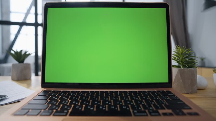 Freelancer-Finger drückt auf Mockup-Laptop, um zu Hause im Internet zu surfen, Nahaufnahme