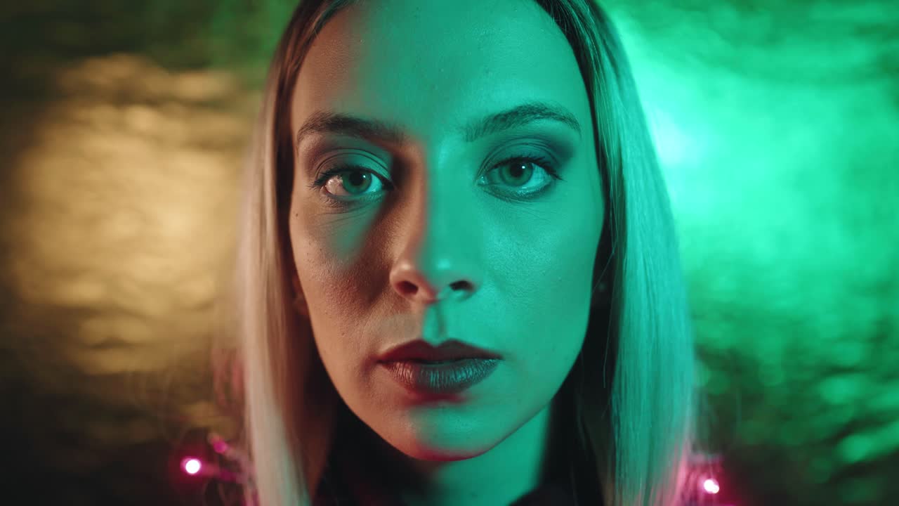 молодая женщина с ярким праздничным макияжем