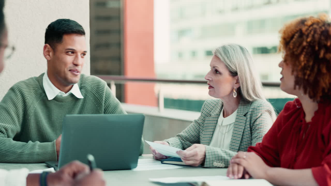 도시, 회의 및 서류를 가진 비즈니스 사람들