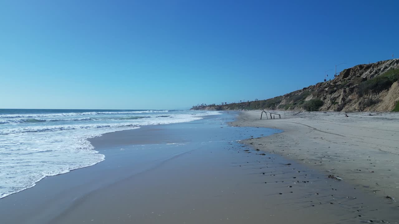 vuelo de avión no tripulado sobre las olas del océano en un hermoso día soleado en carlsbad california