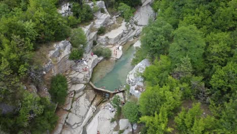 Menschen,-Die-Im-Dammfluss-Schwimmen