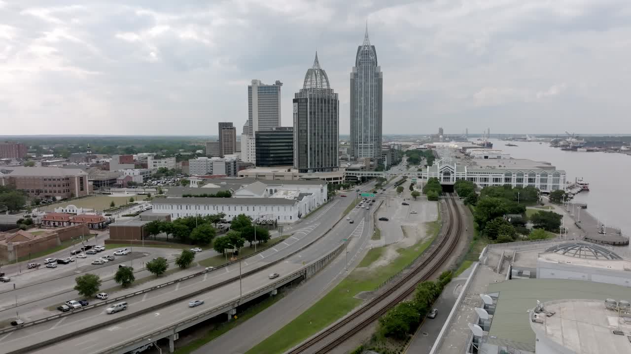 Skyline del centro di Mobile, Alabama, con video drone stabile e ripresa grandangolare.