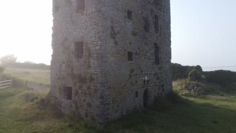 Carrigaholt-Castle-Im-Meeresnebel-Klettern-Drohnenaufnahme-Des-Am-Meisten-Heimgesuchten-Schlosses-In-Clare,-Irland
