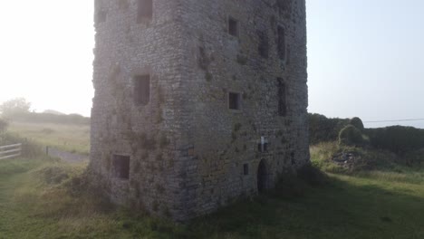 castillo de carrigaholt en niebla marina escalando tiro de drone del castillo más embrujado en clare irlanda