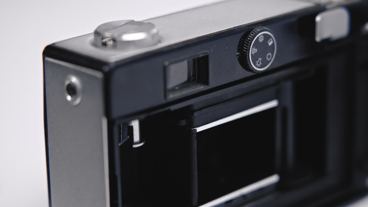 старая кинокамера старой школы