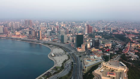 Enthüllen-Zurückreise,-Stadt-Luanda,-Goldene-Stunde-Fliegen-über-Die-Bucht-Von-Luanda,-Afrika