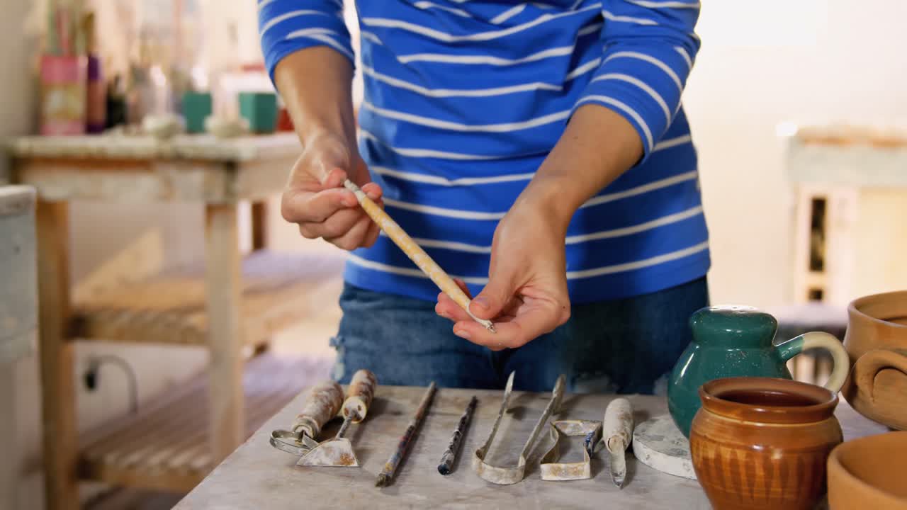 sección media del alfarero que sostiene la herramienta de trabajo